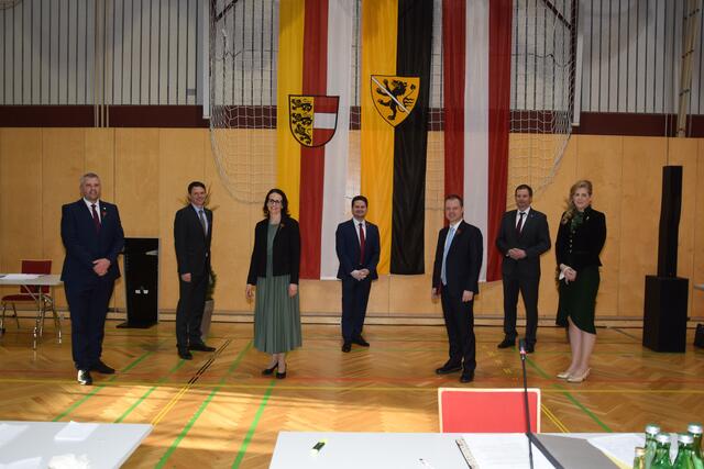 Von links: Bürgermeister Hannes Primus, erster Vize Alexander Radl, zweite Vize Michaela Lientscher, die Stadträte Jürgen Jöbstl, Christian Stückler, Josef Steinkellner und Isabella Theuermann.