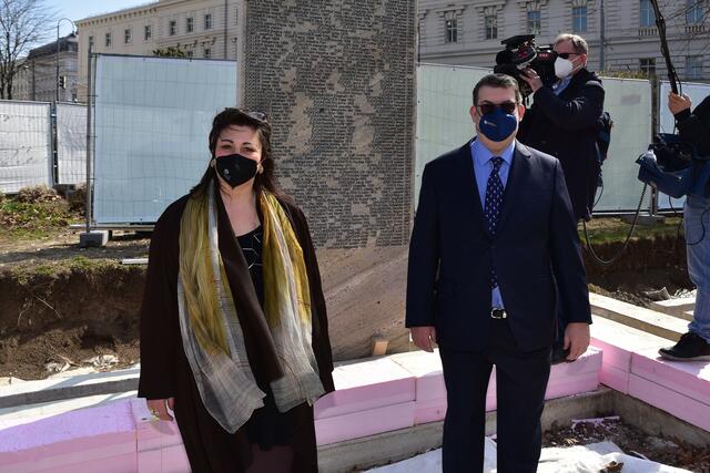 Kulturstadträtin Veronika Kaup-Hasler und der Präsident der Israelitischen Kultusgemeinde, Oskar Deutsch, bei der Setzung. | Foto: Markus Spitzauer