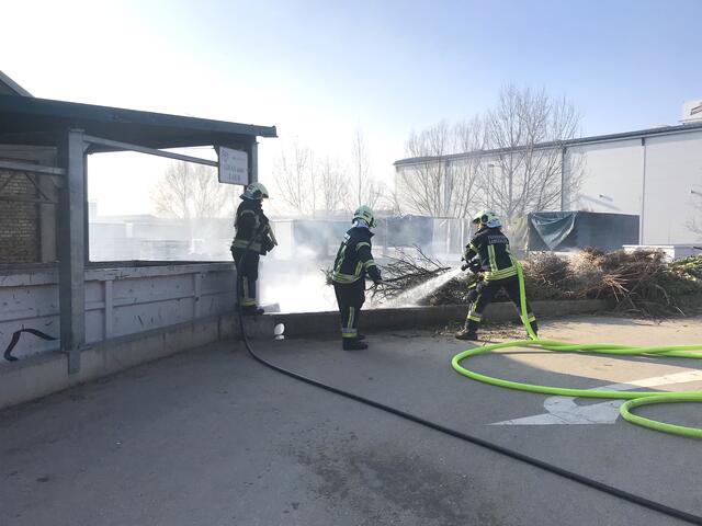 Löschen des Feuers am Strauchschnittplatz in Langenlois.  | Foto: GV Krems