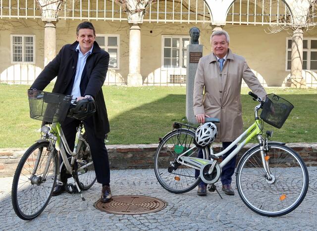 Schwingen sich auf das Fahrrad: Bürgermeister Franz Jost und Landeshauptmann-Stellvertreter Anton Lang. | Foto: Land Steiermark