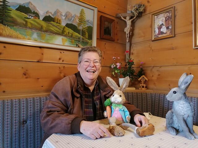 Dank der Aktion von Conny Strobl entpuppten sich ganz viele "Osterhasen", die den Bewohnern im Heim Santa Katharina in Ried im Oberinntal mit "Nestln" eine Oster-Freude bereiten werden. | Foto: Conny Strobl