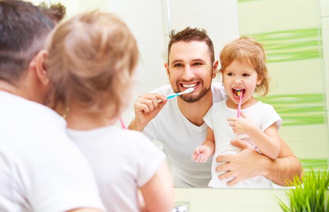 Tägliche Mundhygiene, gesunde Ernährung und regelmäßige Kontrollen beim Zahnarzt tragen zur Zahngesundheit bei. | Foto: stock.adobe.com/JenkoAtaman