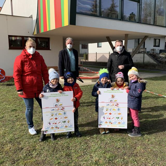 Gesunde Ernährung im Kindergarten Zagersdorf: Kindergartenleiterin Birgit Straussberger, Bürgermeister Helmut Zakall und Gemeindevorstand Ivan Grujic | Foto: Zagersdorf