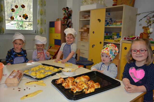 Süßes vom Hasen: Elias, Ella, Nele, Ella und Johanna backen im "Bimbulli"-Kindergarten Hasen aus Germteig. | Foto: Bimbulli