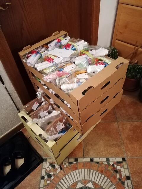 Täglich bekommt Conny Zeichnungen, Geschenke und schon fertige "Nestln" für die Bewohner im Wohn- und Pflegeheim. | Foto: Conny Strobl