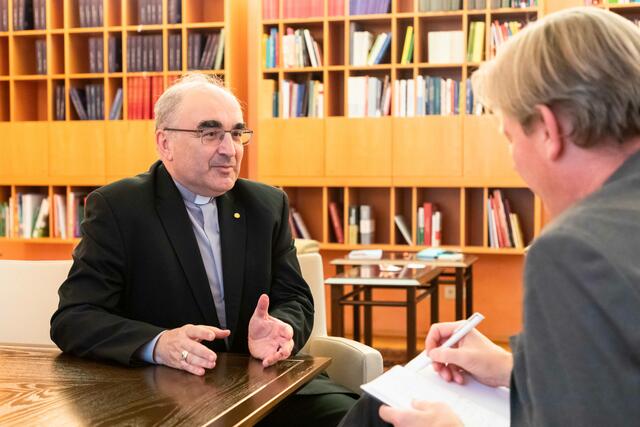 Vertrauen auf das Helle im Dunklen: Bischof Wilhelm Krautwaschl im Oster-Interview mit der WOCHE.