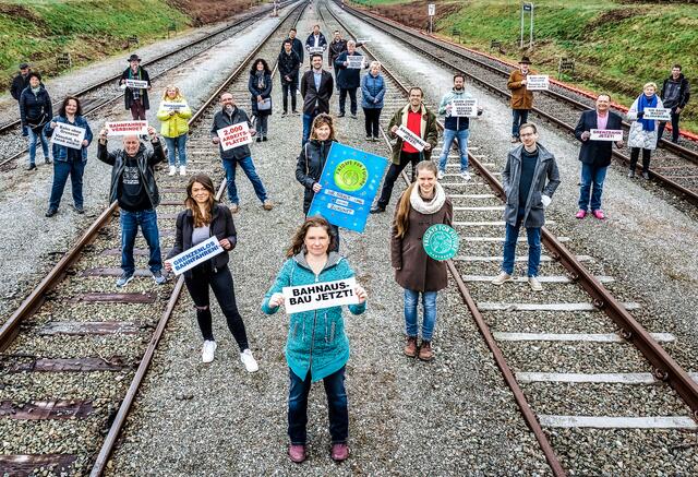 Die überparteiliche und grenzüberschreitende Initiative "Zukunft auf Schiene / A jövő sínen van" wurde nun offiziell gegründet. | Foto: Jutta Spitzmüller