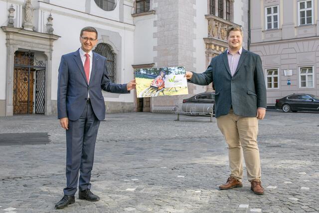 Wirtschafts- und Tourismus-Landesrat Markus Achleitner und Windischgarstens Bürgermeister Michael Eibl gaben den Startschuss für die Erstellung eines Zukunftskonzeptes für den Wurbauerkogel. | Foto: Land OÖ / Vanessa Ehrengruber