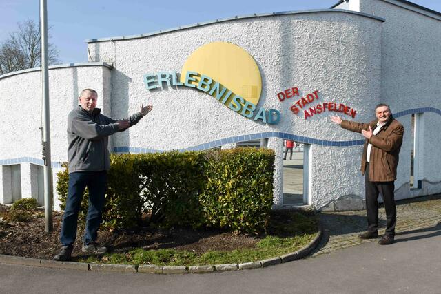 Ansfeldens Bürgermeister Manfred Baumberger (re.) und der Betriebsleiter des Erlebnisfreibades, Martin Schnaitter (li.), freuen sich auf die Eröffnung. | Foto: Stadtgemeinde Ansfelden