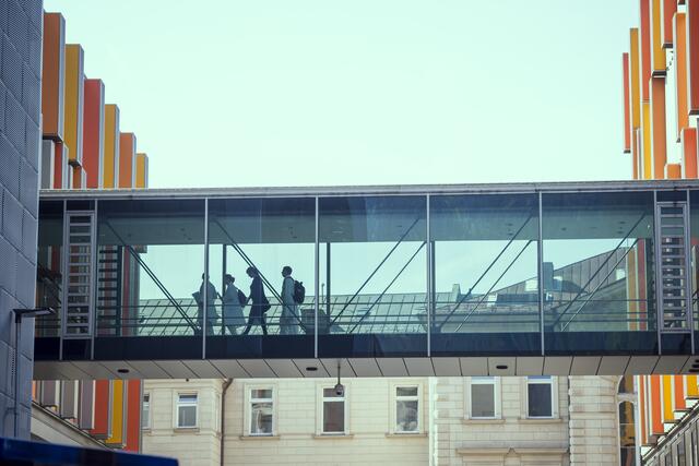 Ab sofort gilt ein generelles Besuchsverbot in der Innsbrucker Kilink, ausgenommen bei Kindern, palliativ betreuten, sterbenden und intensivtherapiepflichtigen Patientinnen und Patienten, bei psychosozialer Indikation und für Väter bei Geburten. | Foto: Tirol Kliniken