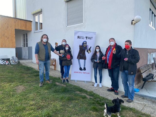 Eier von der Resl-Tant zugunsten der Aktion "Schwestern in Not": Paul Mühlbauer, Thomas Engelmeyer, Laura und Sabrina Plattner, Horst Horvath, Andreas Lehner | Foto: Horst Horvath