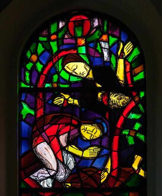 Margret Bilger gestaltete 1960 dieses Glasfenster der Kirche in St. Magdalena. | Foto: Pfarre St. Magdalena