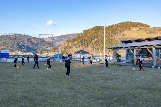 Beim Training der Talente-Schmiede arbeiten die Trainer mit den Kickern in Kleingruppen. Zweikämpfe sind coronabedingt untersagt. Im Mittelpunkt stehen daher alle Arten von kontaktlosen Übungen, wie Passtraining oder Schussübungen. | Foto: Unterberger
