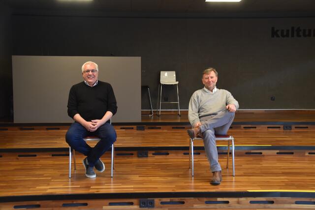 Martin Potzmader und Johann Huber vom Kulturverein scheibbs impuls.kultur freuen sich darauf, wenn sich der Saal wieder füllt.  | Foto: Sara Handl