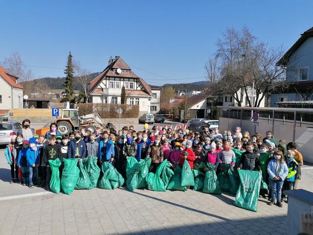 Die Haslacher Volksschüler waren im Dienste der Umwelt unterwegs.