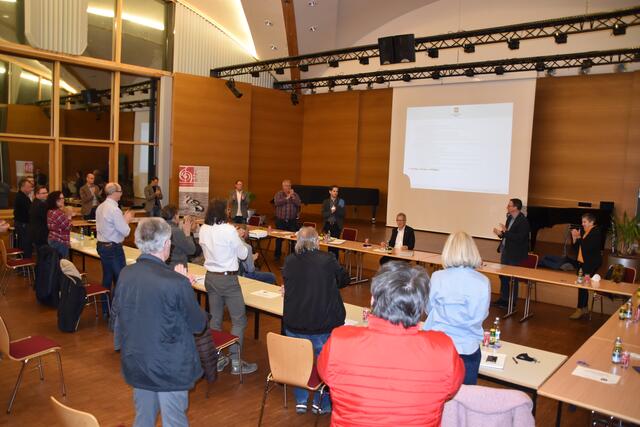 Unmittelbar nach seiner Abschiedsrede zollten der Gemeinderat und die Zuhörer Luis Oberer (sitzend, hinten) Respekt. | Foto: Reichel