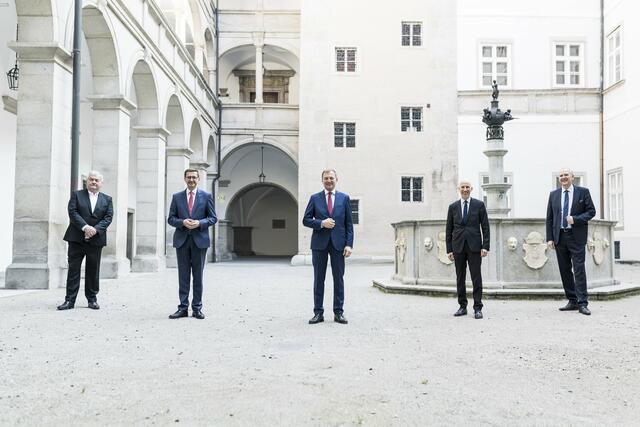 V.l.: Johann Kalliauer, Präsident der Arbeiterkammer OÖ, Wirtschafts-Landesrat Markus Achleitner, Landeshauptmann Thomas Stelzer, Martin Kocher, Bundesminister für Arbeit, und Gerhard Straßer, Landesgeschäftsführer AMS OÖ. | Foto: Land OÖ / Max Mayhrhofer