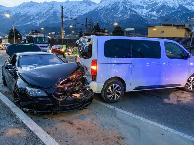 Ein 22-jähriger BMW-Fahrer bemerkte zu spät die anhaltenden Fahrzeuge und prallte mit Wucht gegen ein Auto. Durch den Zusammenstoß wurden zwei weitere Fahrzeuge beschädigt, eine Person dadurch leicht verletzt.  | Foto: Zeitungsfoto.at