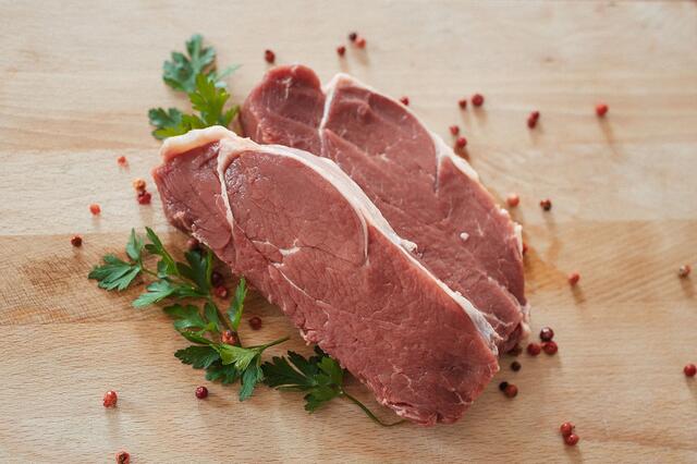 Bei Familie Kainberger gibt es verschiedene Fleischprodukte. | Foto: Foto: Schafflhof