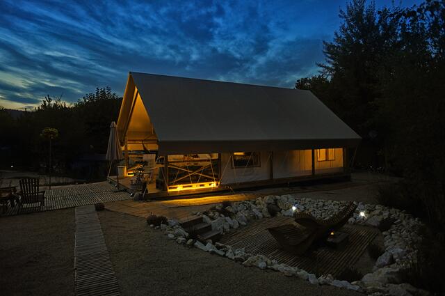 Das „Hochobir-Zelt“ bietet Platz für sechs Personen. Auf der Terrasse kann auch die besondere Abendstimmung in der Natur genossen werden. | Foto: WEB-FILM.at, Andreas Krobath