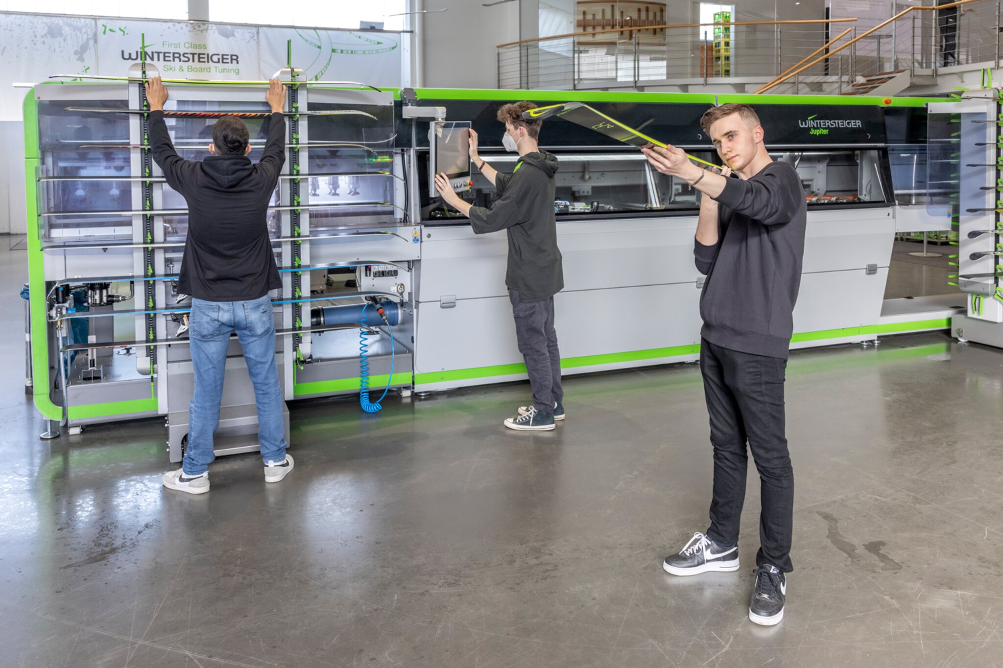 Sportgerätefachkraft Wintersteiger stattet drei Berufsschulen aus Ried