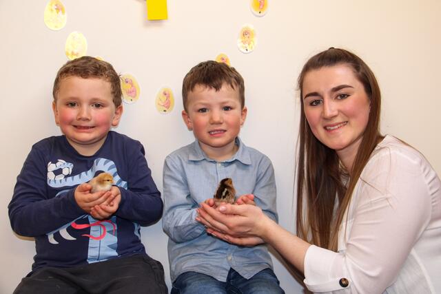 Ganz vorsichtig und behutsam sind Finn (l.) und Peter (Mitte) mit den Küken Rosi und Kakau. Gut, dass die Leiterin der Trinser Kinderkrippe, Lisa Peer, den beiden Jungzüchtern hilfreich zur Seite steht. | Foto: privat