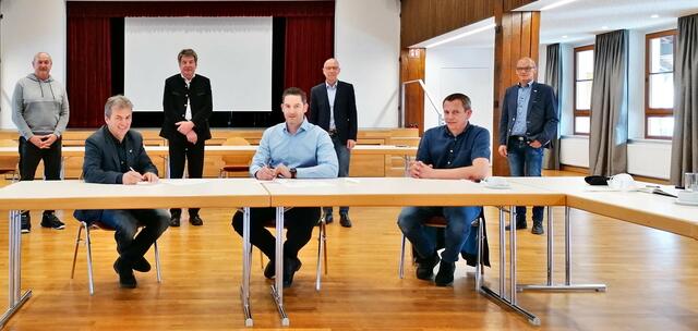 Bei der Vertragsunterzeichnung mit dabei: Bürgermeister Hermann Föger (Obsteig), Helmuth Dablander (Silz), Franz Dengg (Mieming), Klaus Stocker (Wildermieming) sowie vorne Franz Gallop (Stams), Niki Kraak (Prokurist GemNova), Michael Kluibenschädl (Mötz)  | Foto: GemNova
