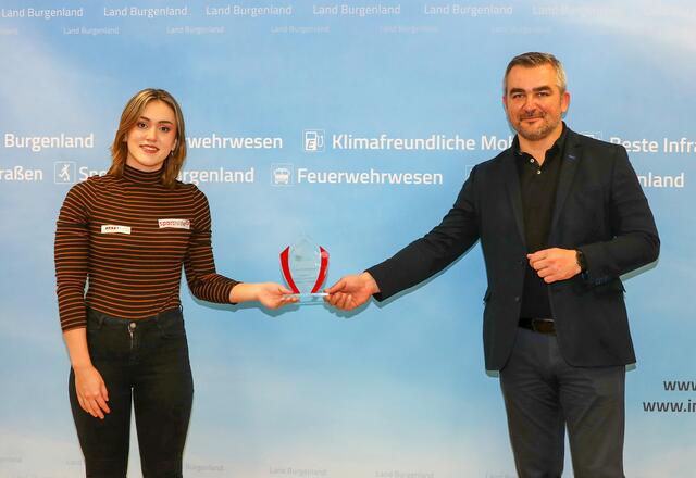 Landesrat Heinrich Dorner gratuliert Lena Grabowski zu ihren herausragenden sportlichen Erfolgen  | Foto: LMS