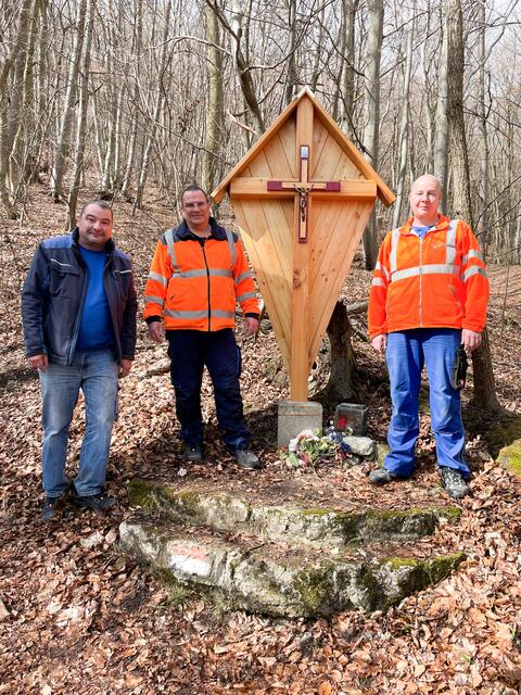 Bauhofleiter Alexander Keller, Herrmann Kornhofer und Alexander Promitzer beim neu errichteten „Roten Kreuz“