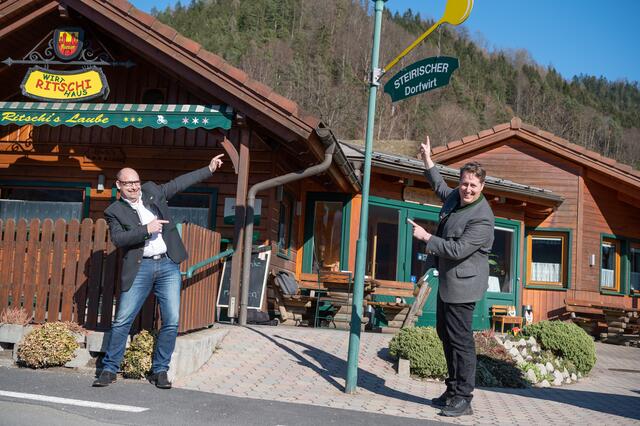 Dort, wo der gelbe Kochlöffel hängt: Die Dorfwirte Thomas Stadtegger und Andreas "Ritschi" Tatzl.