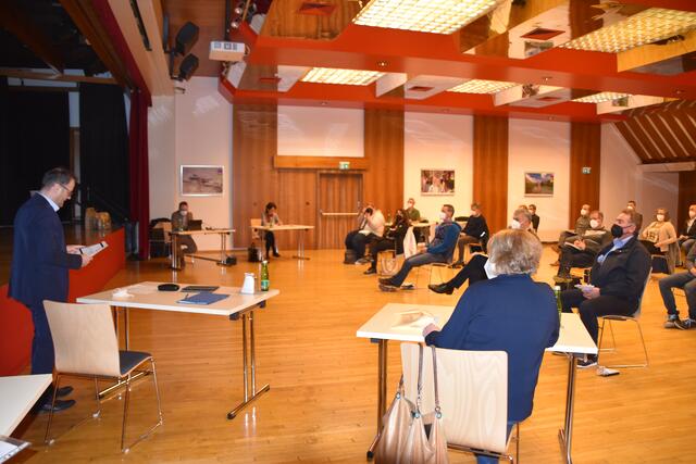 Verkürzte Vollversammlung in Zeiten von Corona im Imster Stadtsaal des Regional-Managements Imst.