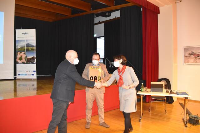 Obfrau Gitti Flür und GF Markus Mauracher verabschiedeten Vorstand Rudolf Köll (l.) | Foto: Perktold