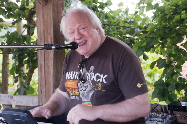 Stefan Kurzmann hat ein ganz besonderes Ostergeschenk für die Bewohnerinnen und Bewohner des Pflegewohnhauses in Fernitz. Soweit es die Covid-19 Situation wieder zulässt, wird er nach Ostern - als musikalisches Ostergeschenk, Welthits zum Besten geben. 