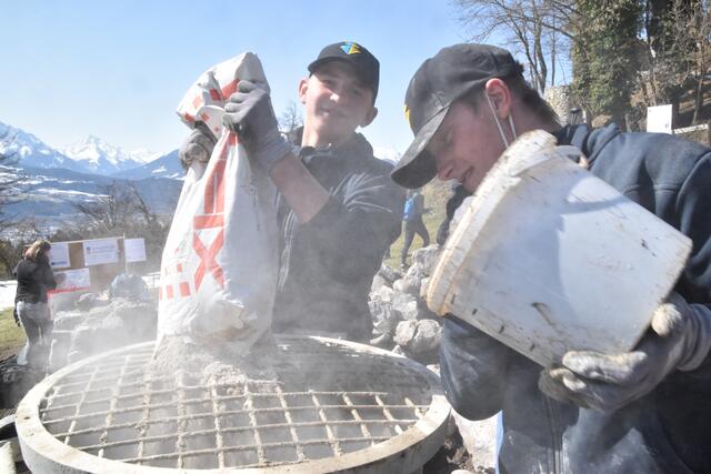 Die Lehrlinge Lucas und Lorenz richten den Mörtel an. | Foto: Michael Kendlbacher
