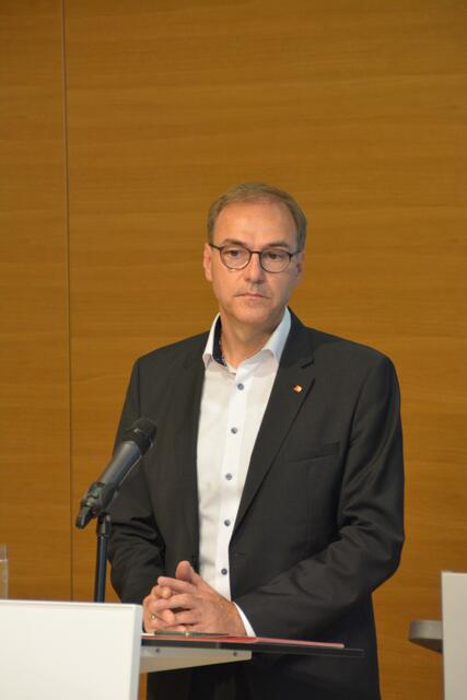 Das Land sei ständig gesprächsbereit, wenn es um die Interessen der burgenländischen Wirtschaft geht, sagt Gesundheitslandesrat Schneemann. | Foto: Tscheinig