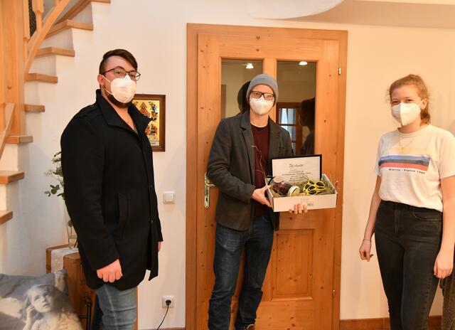 von li: Daniel Jax, Obmann David Knogler und Theresa (Teilnehmerin „Gossip Girls“) bei der persönlichen Preisübergabe zu Hause. Für die ersten drei Teilnehmergruppen gab es eine Überaschungsbox mit Urkunde, Schokohasen, coole Sonnenbrillen, Kugelschreiber und einer regionalen GinTonic-Schokomuffins Backmischung von Lore Cocktailmanufaktur, Waxenberg