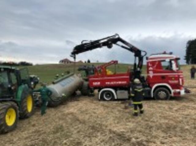 Ein umgekipptes fass wurde geborgen. | Foto: FF Tragwein