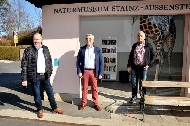 Walter Eichmann, Ernst Kahr, Karl Dudek mit dem Offenen Bücherschrank und der Giraffe | Foto: Helmuth Riffel