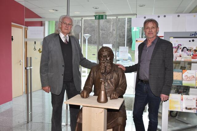 Geschaffen wurde die "Rübezahl"-Statue von Bildhauer Josef Lehner (links), in Empfang genommen von Bürgermeister Johann Trinkl. | Foto: Martin Wurglits
