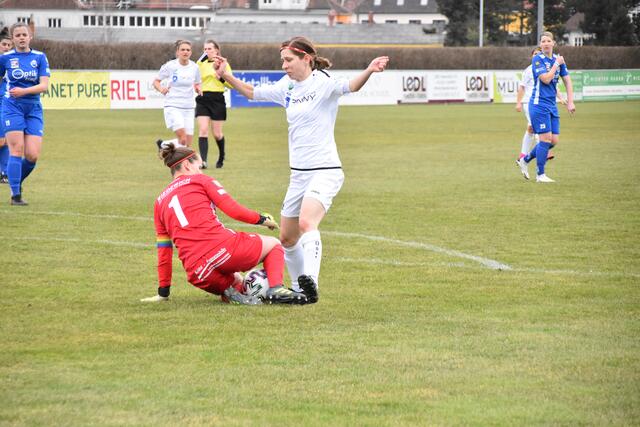 Horn-Torfrau Jasmin Zotter ist hier den Tick schneller als Lisa Strobl. | Foto: Michael Strini