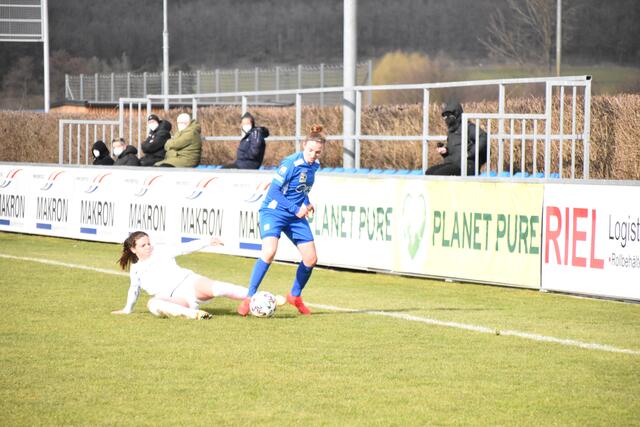Lena Schandl tackelt hier gegen Natascha Neumayer. | Foto: Michael Strini
