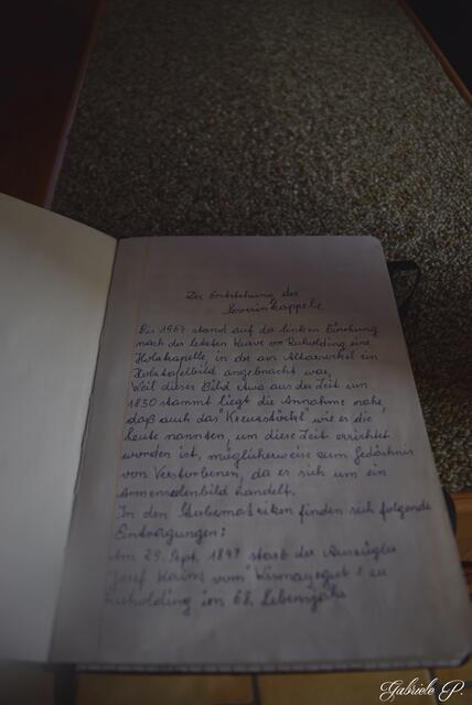 Hier hat jemand liebevoll die Geschichte der Kapelle festgehalten :)  | Foto: Gabriele P.