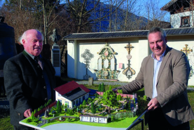 Hans Guggenberger (links) und Martin Reiter mit dem Modell vom zukünftigen Museumsfriedhof Tirol in Kramsach.