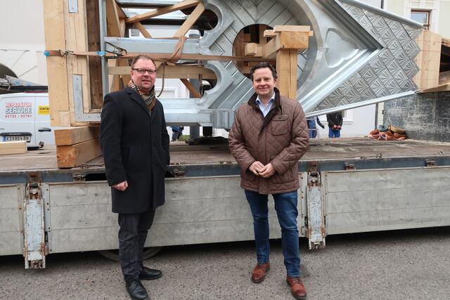 Ankunft des neuen alten Glockenturms, Franz Aigner (links) und Bürgermeister Wolfgang Benedikt (rechts) (c) Franz Aigner / Gemeinde Kirchberg