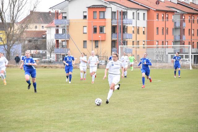 Katja Graf am Weg zum vermeintlichen 0:1, das allerdings wegen Abseits aberkannt wurde. | Foto: Michael Strini