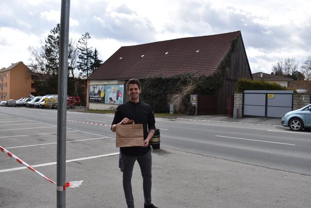 Chef Zimmerl mit einem gegrillten Huhn im Sack | Foto: Foto: Flicker