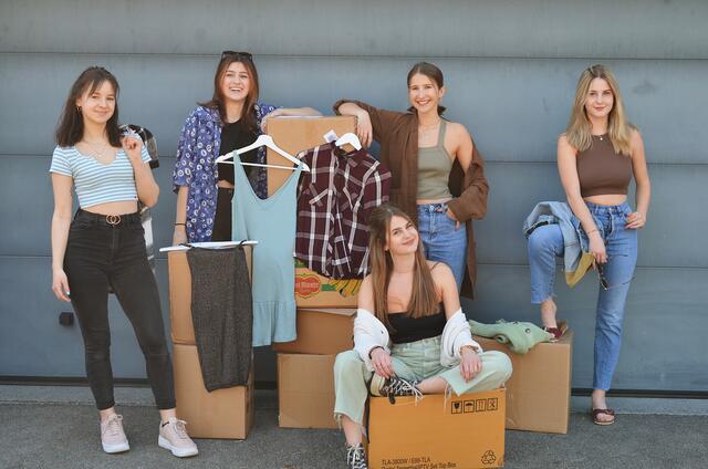 Organisiern "House of Vintage": Marlene Biegel, Tina Sperrer, Enna Danzer (vorne), Anna Staudecker und Maja Danzer (v.li.). | Foto: Privat