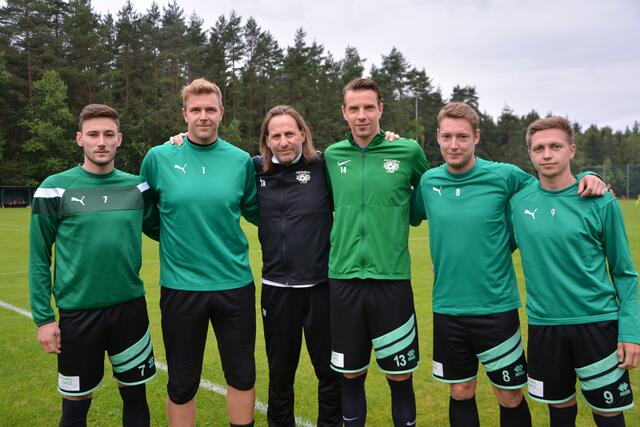 Mittlern-Trainer Richard Huber (Bildmitte) will den Meistertitel in der 1. Klasse D. | Foto: kope