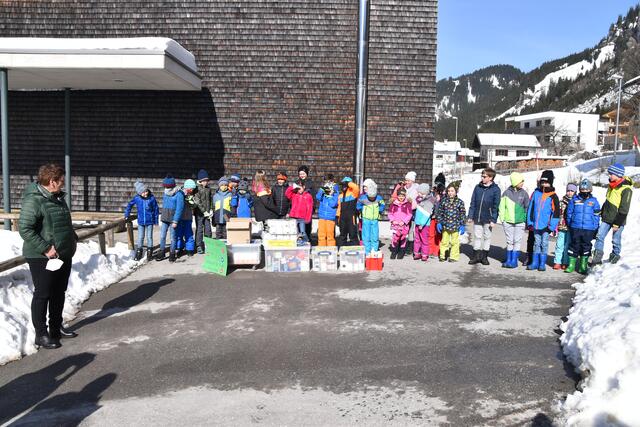 Gruppenbild mit Lehrerin: Vergangene Woche wurden kistenweise Warenspenden übergeben.