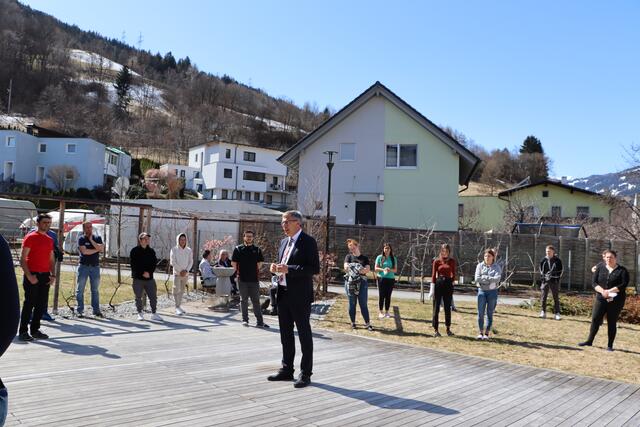 An seinem letzten Tag an der Schule verabschiedete sich Direktor Günther Schwazer noch persönlich von den anwesenden SchülerInnen der TFBS Landeck. | Foto: Siegele